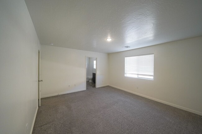 Building Photo - Spacious Townhome for Rent – Prime Location!