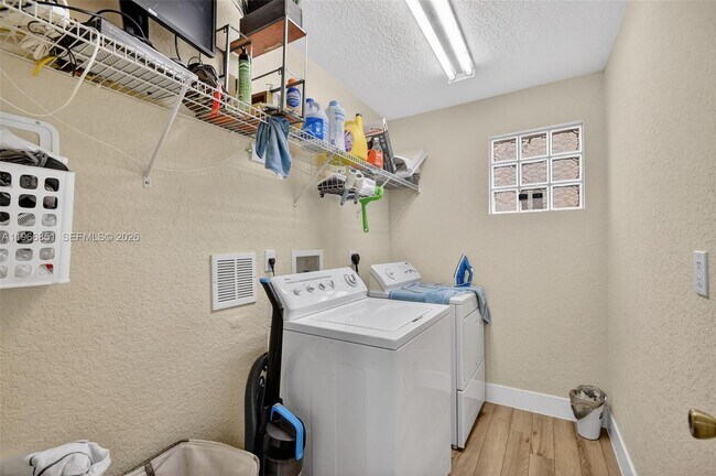 Building Photo - 9041 Silver Glen Way