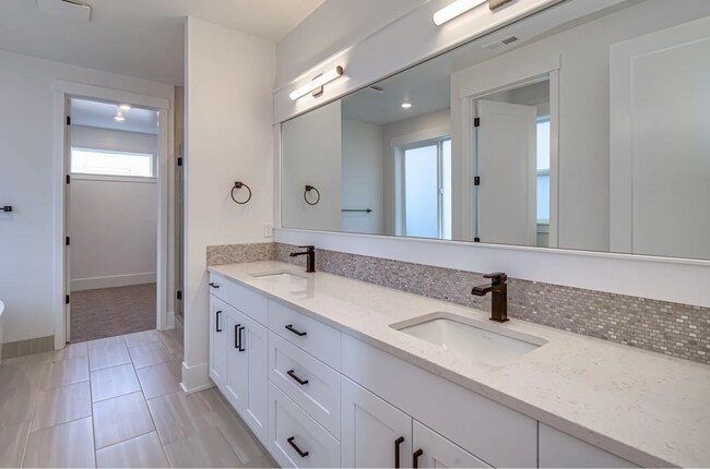 Building Photo - Spacious Westside Home with Loft and Upgra...