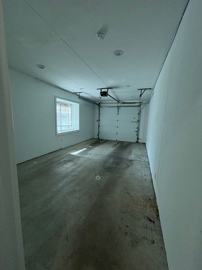 Building Photo - Gorgeous 4 Bedroom house with Three Roof-D...