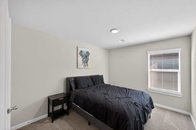 Building Photo - 405 S 85th St