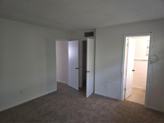 Building Photo - 2525 W Bay Dr