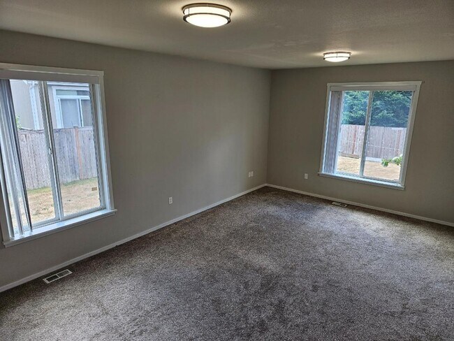 Building Photo - Spacious Tacoma Home with Gas Fireplace, 3-Car Garage & Covered Patio!