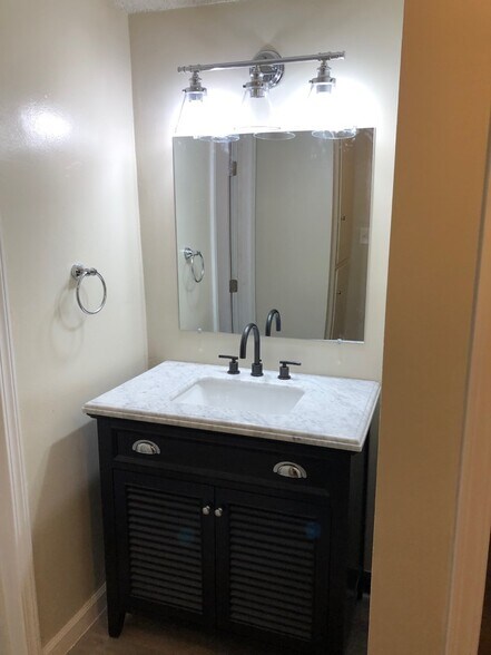 Building Photo - 2107 Earl Ave