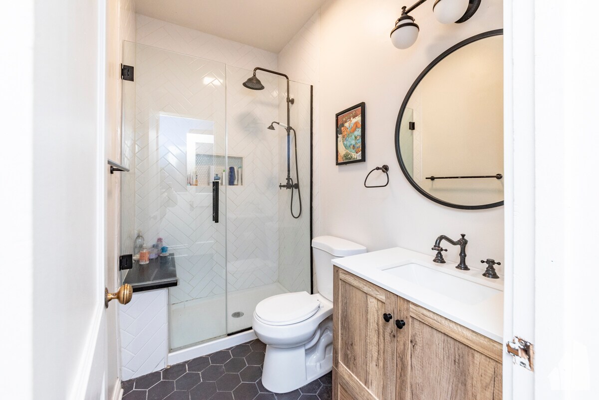 Building Photo - 842 W Waveland Ave