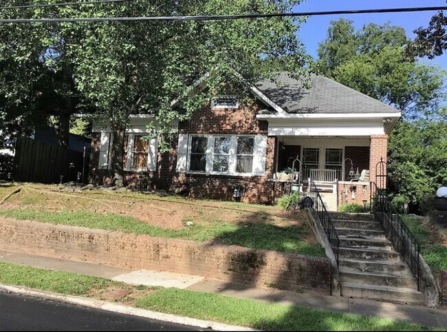 Building Photo - 3 bedroom 2 bath beautiful home with tons of character!