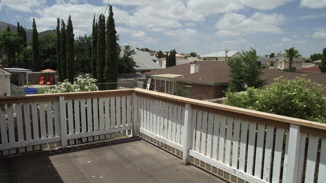 Building Photo - Northeast El Paso 3 Bed Refrig A/C by Fran...