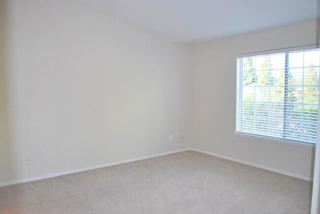 Building Photo - REDUCED ! Bright & Modern Townhouse in Beautiful Danville! Close to Blackhawk Plaza!