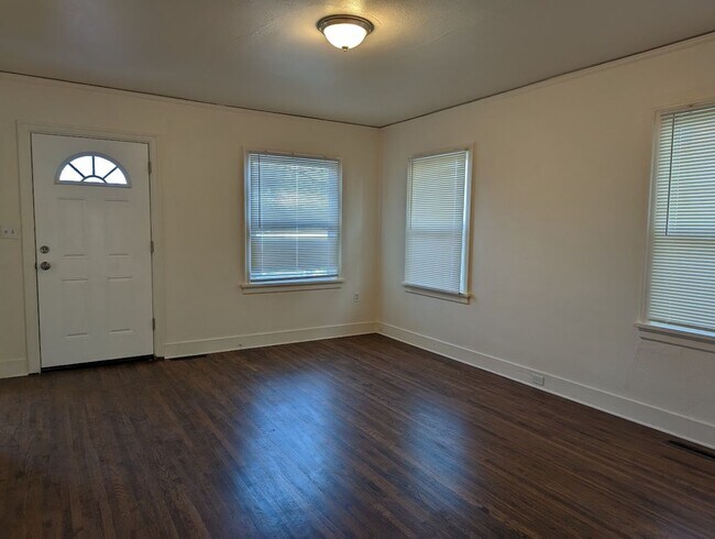 Building Photo - Great 4 bedroom Normal Hill house - pet-fr...