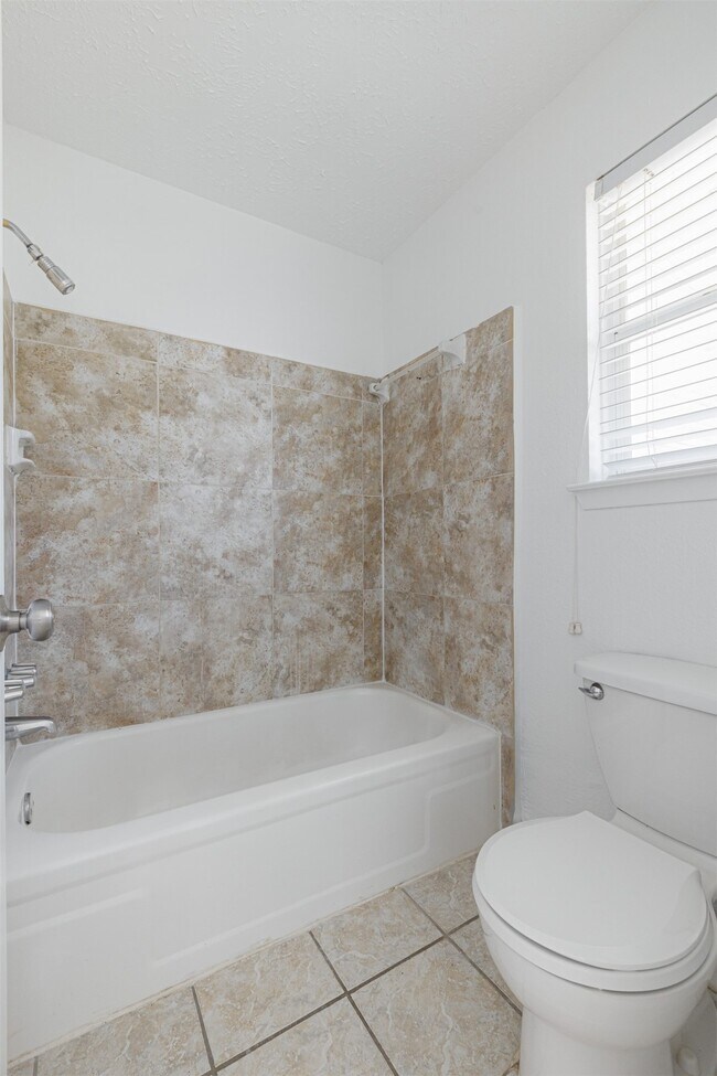 Building Photo - 16702 Pebbleglen Dr