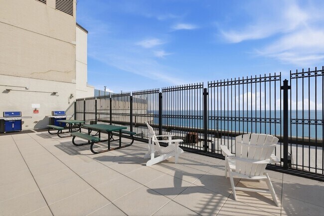 Building Photo - 2626 N Lakeview Ave