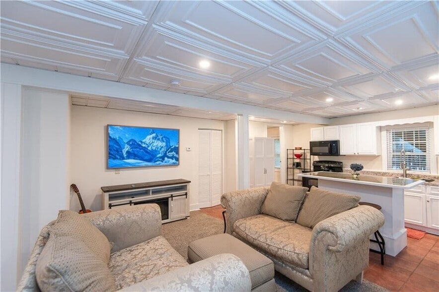 Building Photo - 554 E Main Rd