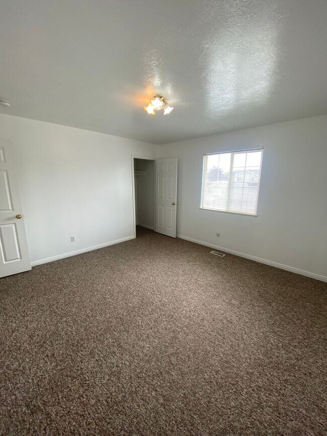 Building Photo - 1556 Talon Dr