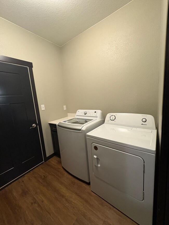 Building Photo - PRICE REDUCED!!! 4 bed / 3 bath Twinhome for Rent!