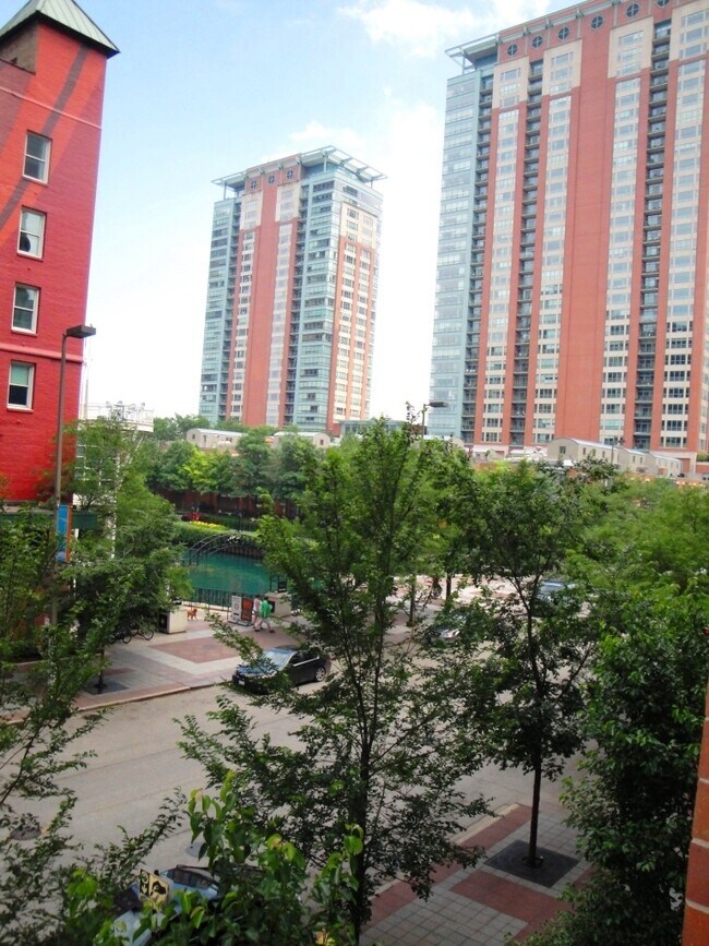 Building Photo - 480 N McClurg Ct
