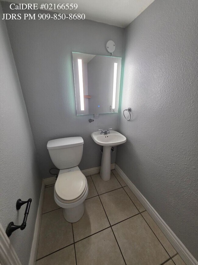 Building Photo - Rialto 4 Bedroom Home with Swimming Pool