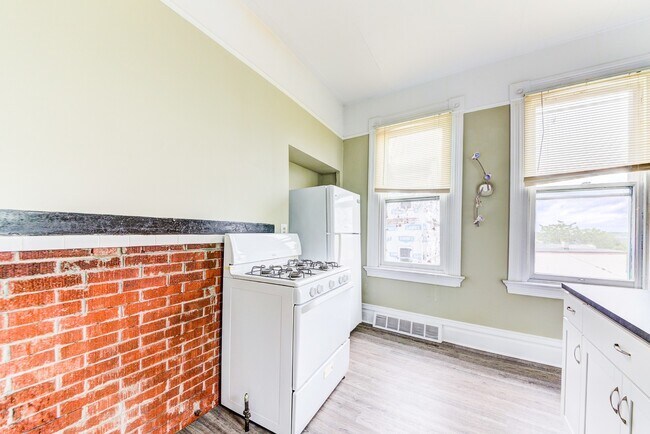 Building Photo - AVAILABLE AUGUST 2026 - Spacious Renovated 4 Bedroom, 1.5 Bath Home w/ AC!