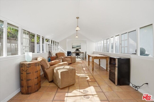 Building Photo - 2317 Veteran Ave