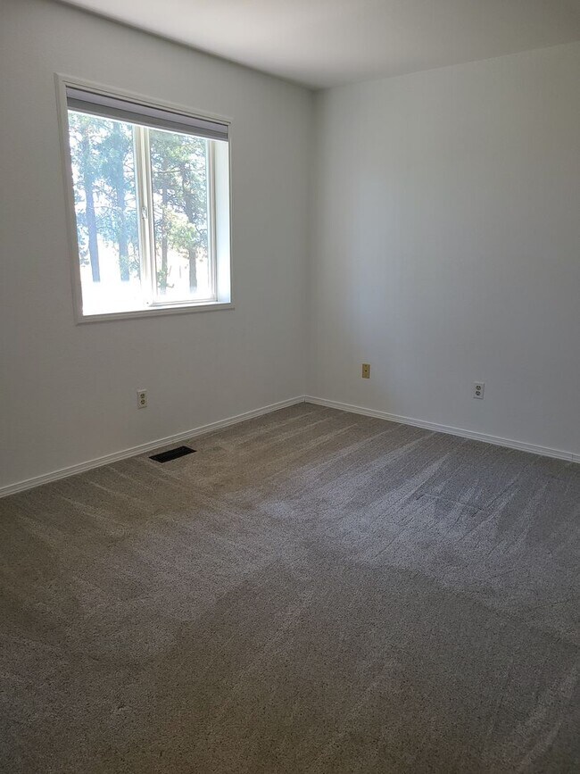 Building Photo - Beautiful Updated 3 bedroom 2.5 bath Hayde...