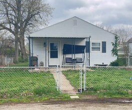 Building Photo - Three Bedroom with Garage Parking!!