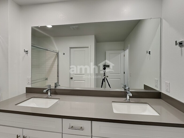 Building Photo - 6619 S 42nd Dr