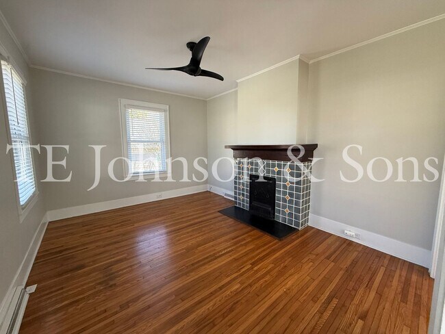 Building Photo - Charming 3BR Home with Fenced Yard, Hardwood Floors and Classic Built Ins