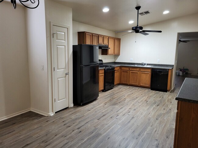 Building Photo - 661 Belmont Way