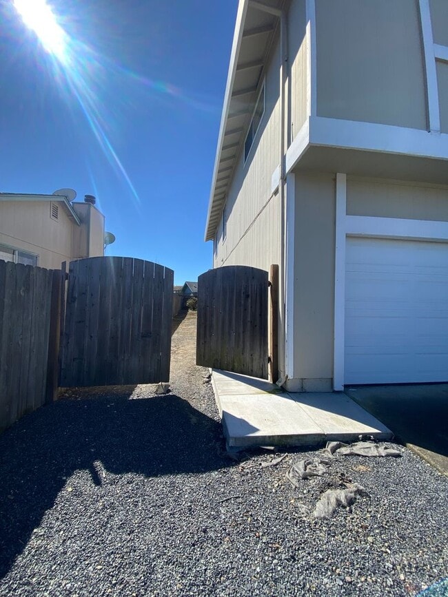 Building Photo - Spacious 2 Bed 2 Bath PG&E & Water Included~