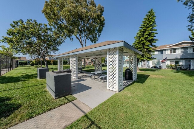 Building Photo - Bright & Airy 2-Bedroom End Unit Townhome