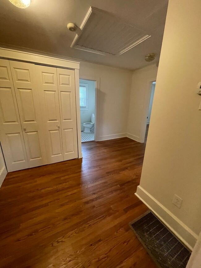 Building Photo - Renovated 3 Bedroom House in Pendleton Wal...