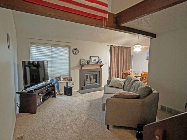 Building Photo - 2-Bedroom Townhome w/ Garage in Northeast Colo Springs