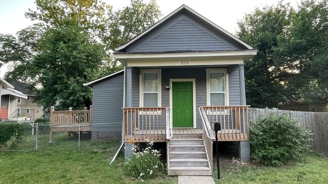 Building Photo - 838 S Oak St