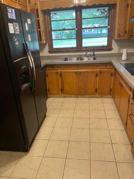 Kitchen - 4193 Dunmore Rd