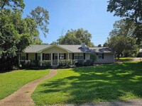 Building Photo - Charming In Town Pool Home