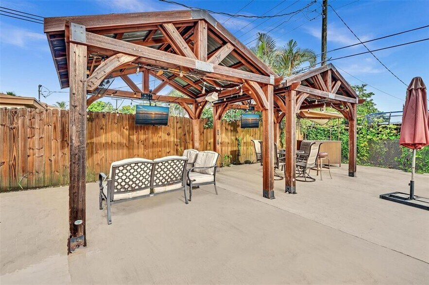 Building Photo - 6960 SW 15th St