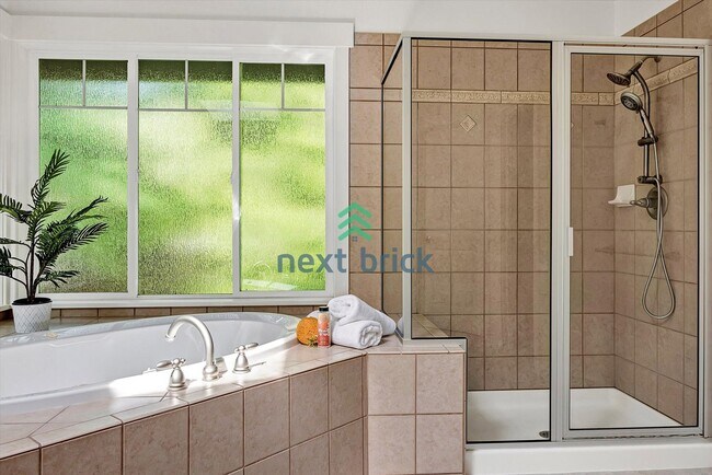 Building Photo - Spacious Home in Desirable Bellevue Neighb...