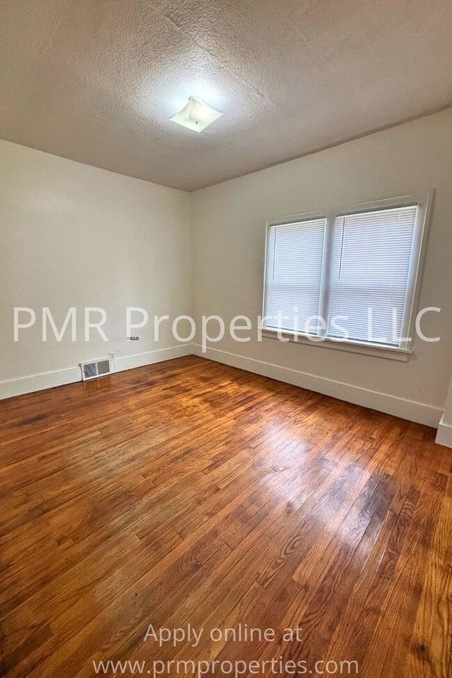 Building Photo - 3 Bedrooms / 1 Bathroom House