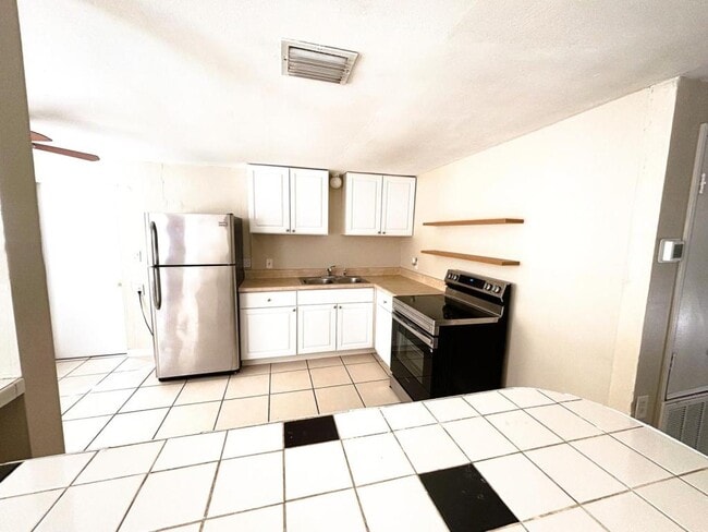 Building Photo - 10367 109th Ave