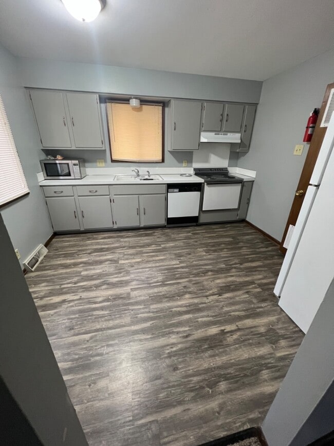 Building Photo - 11224 Roxbury Dr