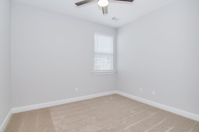 Building Photo - 3 Bedroom 2 Bathroom Ranch