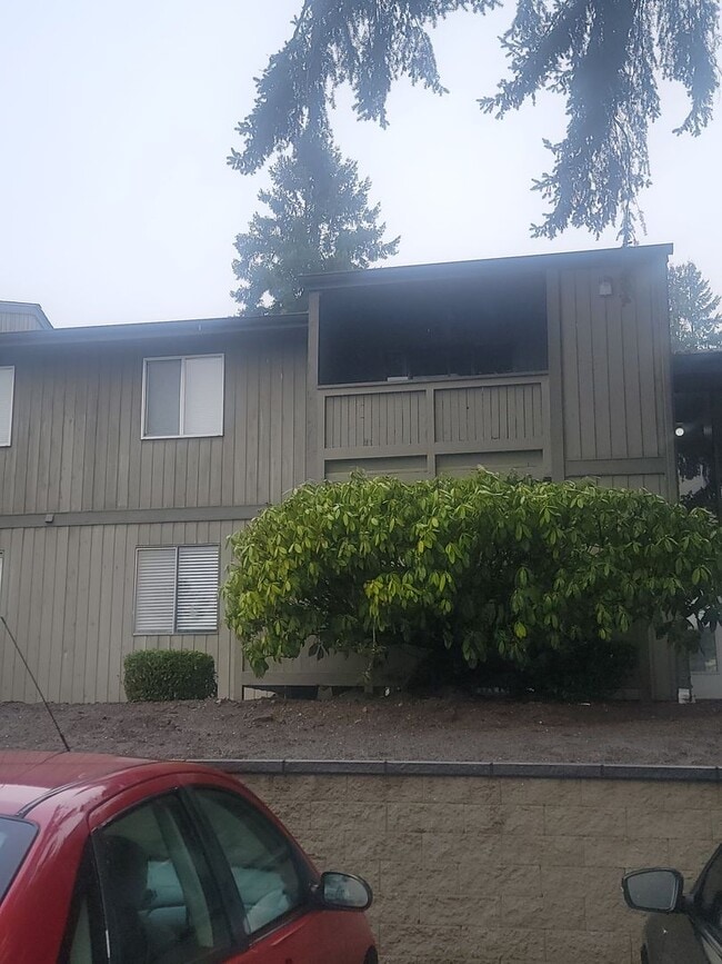 Building Photo - 2 Bedroom, North Tacoma, $1395 + $100 w/s/g = $1495.00, upper floor apartment
