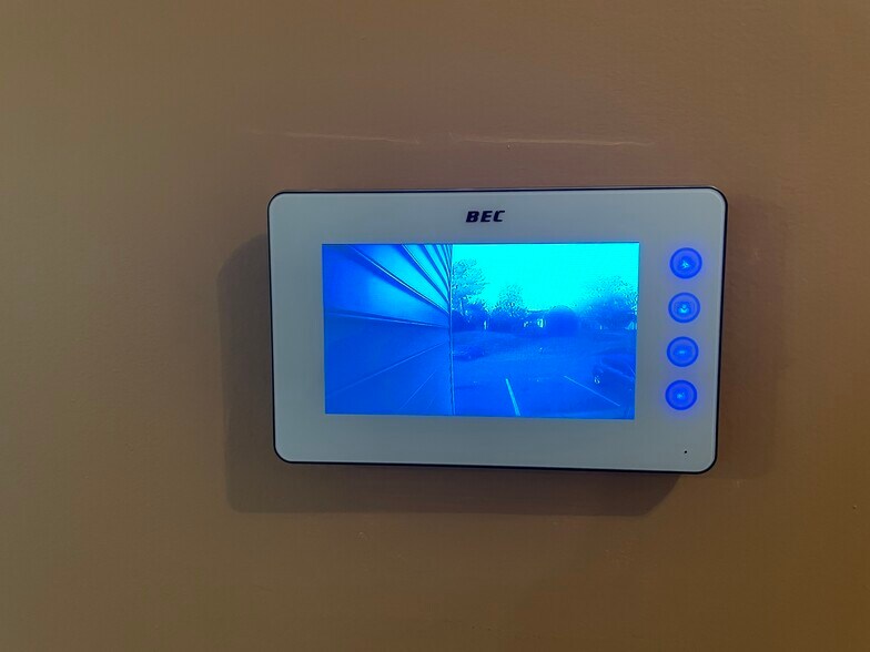 Building Photo - 6704 W Friendly Ave