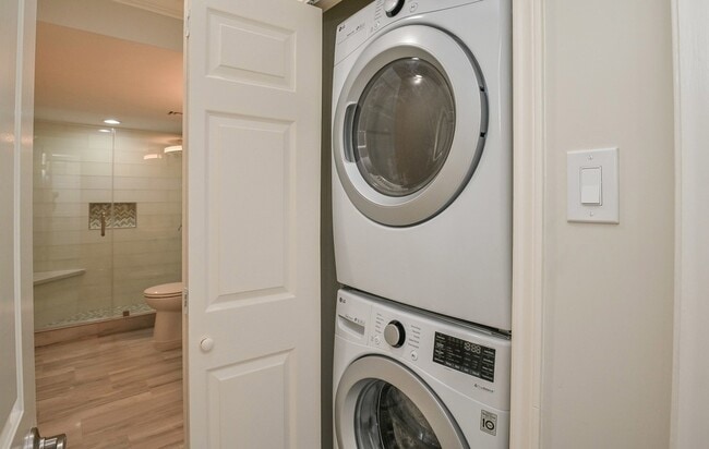 Building Photo - 15 Greenway Plz