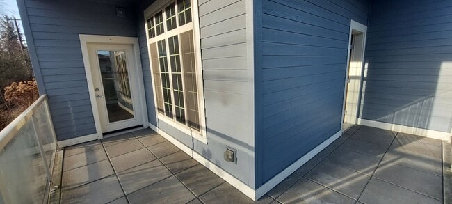 Building Photo - Centrally Located Three Bedroom Condo