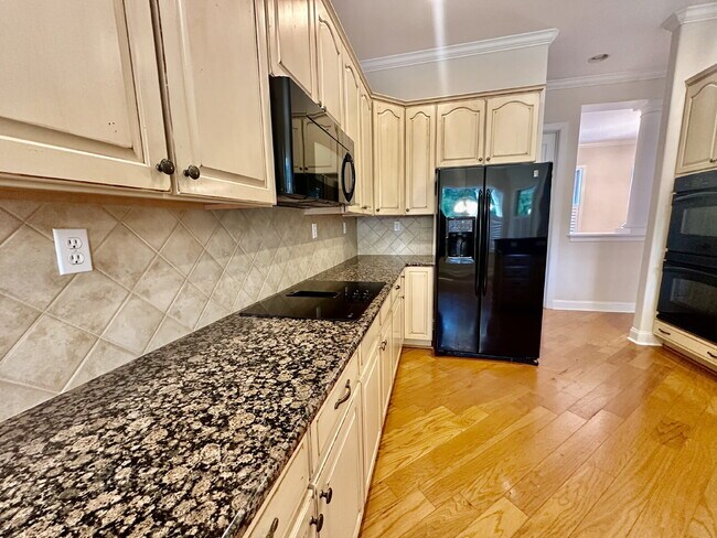 Building Photo - Beautifully Maintained Three Bedroom Home ...