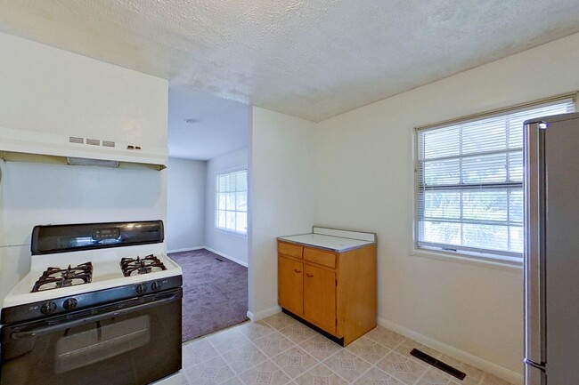 Building Photo - Charming 3-Bedroom, 1-Bath Single-Family H...