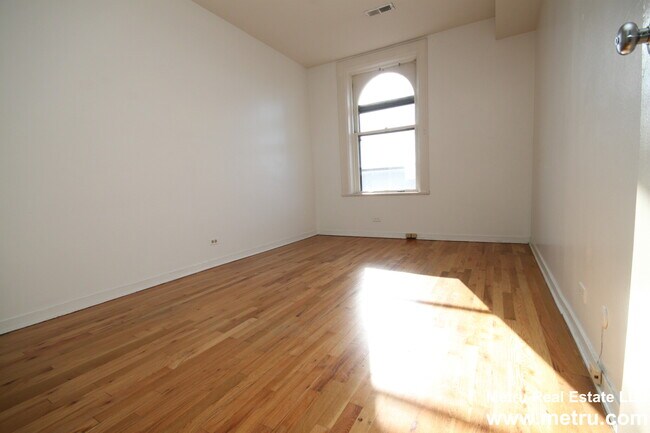 Building Photo - 424 W Belden Ave