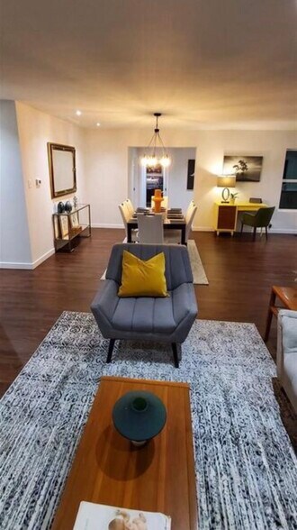 Building Photo - 565 Lakeland Dr