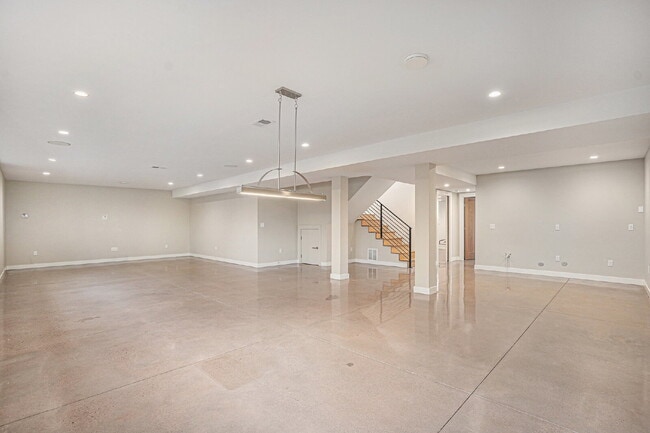 Building Photo - "Modern 4-Bed Boulder Retreat with Granite Elegance & Finished Basement!"