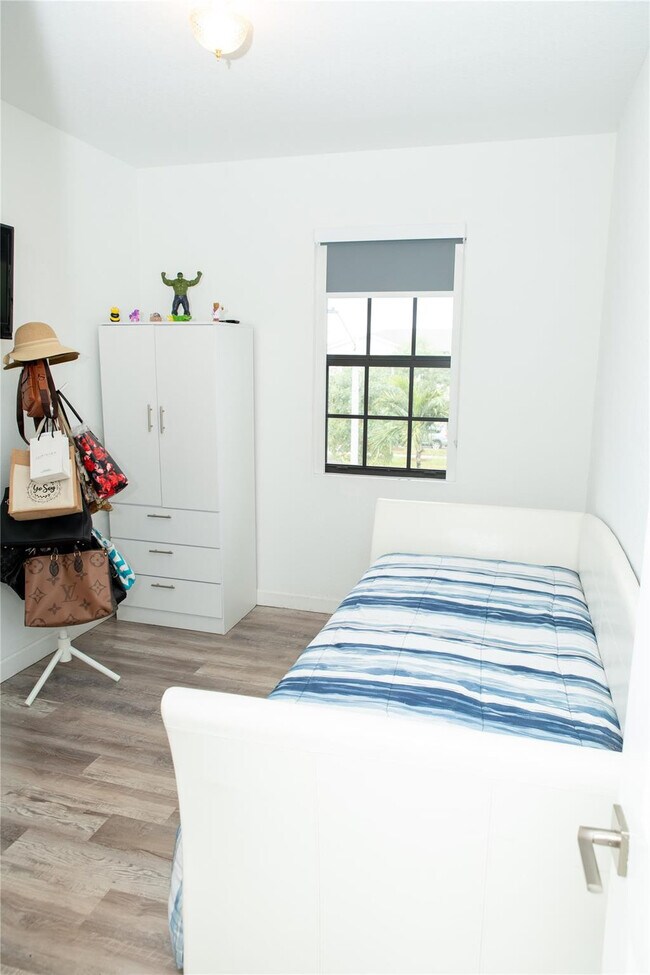 Building Photo - 1147 SW 7th Ave